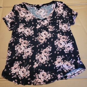 Torrid Black and Pink Floral V-Neck Tee Sz. 00 (10-12)